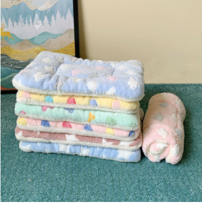 Thick Winter Pet Mat for Cats and Dogs - Fleece Blanket